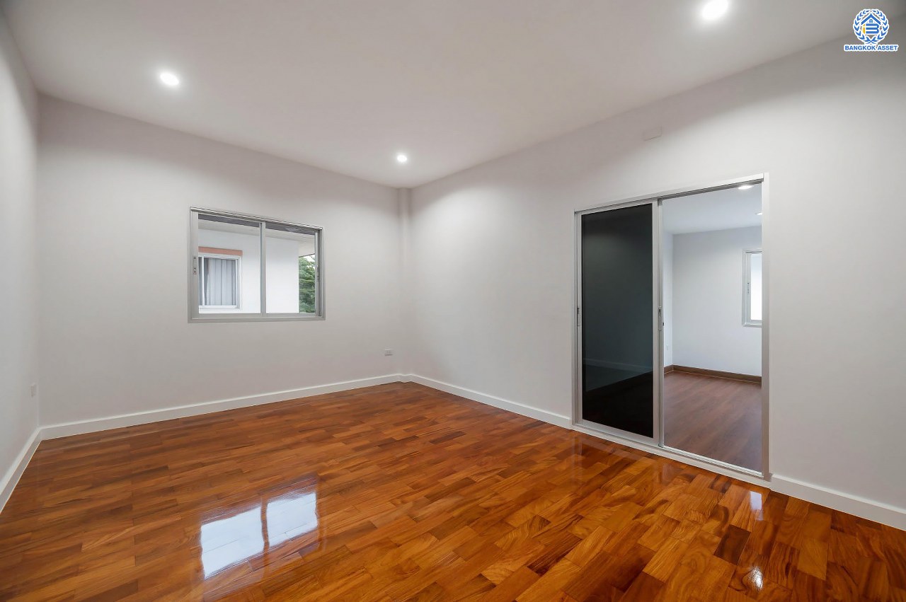 บ้านมือสองตกแต่งใหม่ โครงการ เดอะเวอรีเดียนโฮม กาญจนาภิเษก เนื้อที่กว้าง 86 ตร.ว. ฟังก์ชัน 3 ห้องนอน 3 ห้องน้ำ 1 ห้องอเนกประสงค์ 1 ห้องแม่บ้าน จอดรถได้ 4 จอด บนทำเลดี เชื่อมต่อถนนรัตนาธิเบศร์ ถนนนครอินทร์ ถนนกาญจนาภิเษก ใกล้รถไฟฟ้าสายสีม่วง "สถานีตลาดบางใหญ่" และจุดขึ้นทางด่วน "ศรีรัช"...